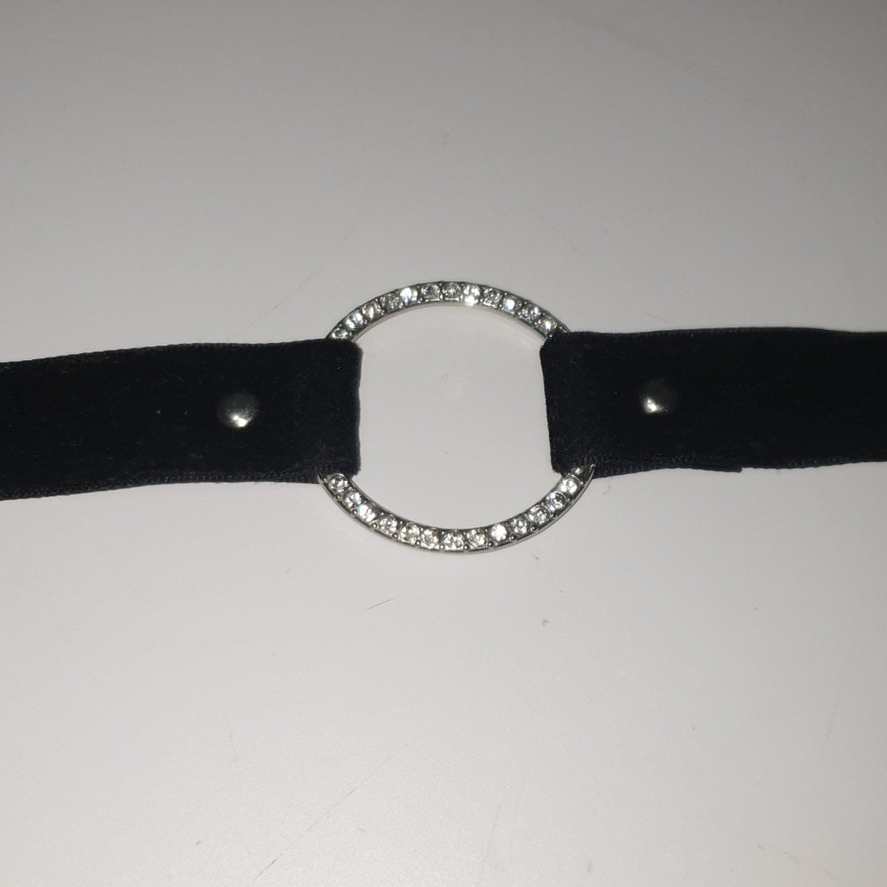 Black velvet and silver crystal o ring choker - Picture 6 of 9